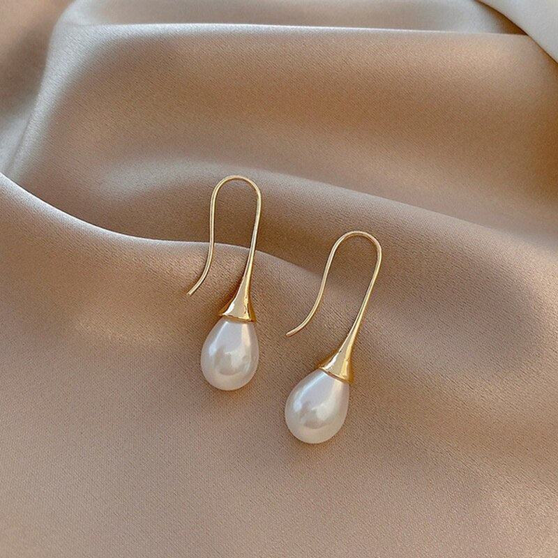 Dangling earrings with pearls