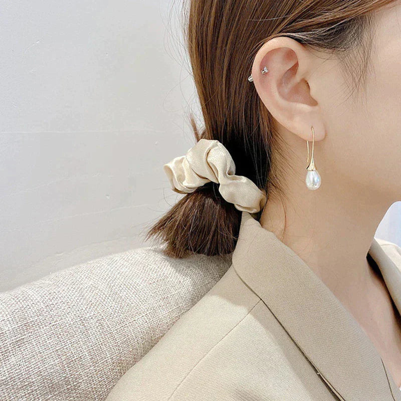 Dangling earrings with pearls